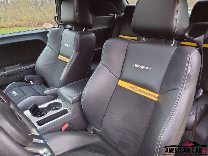 Dodge Challenger SRT8 Yellow Jacket / 1 of 1300 sièges avants